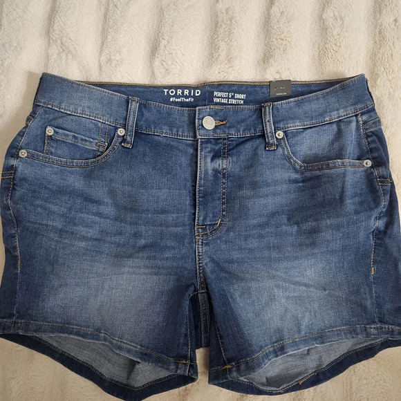 NWT Torrid Classic Blue Jean Shorts - Picture 1 of 5
